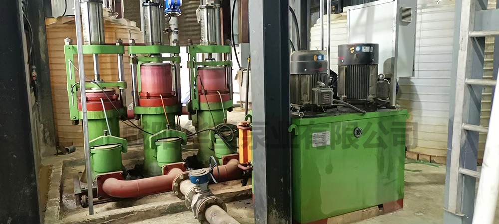 壓濾機柱(zhu)塞泵三缸泵現場(chang)使用圖片 洗煤廠(chang)陶瓷柱塞泵使用(yong)現場